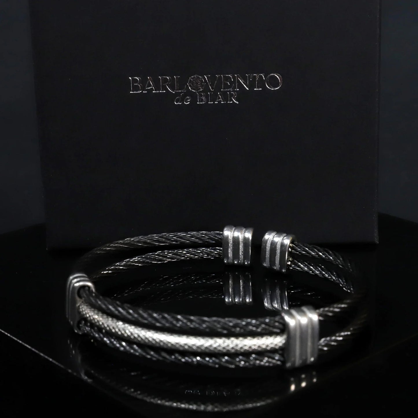 Pulsera Leptus · Pulsera rígida abierta en color negro y plata