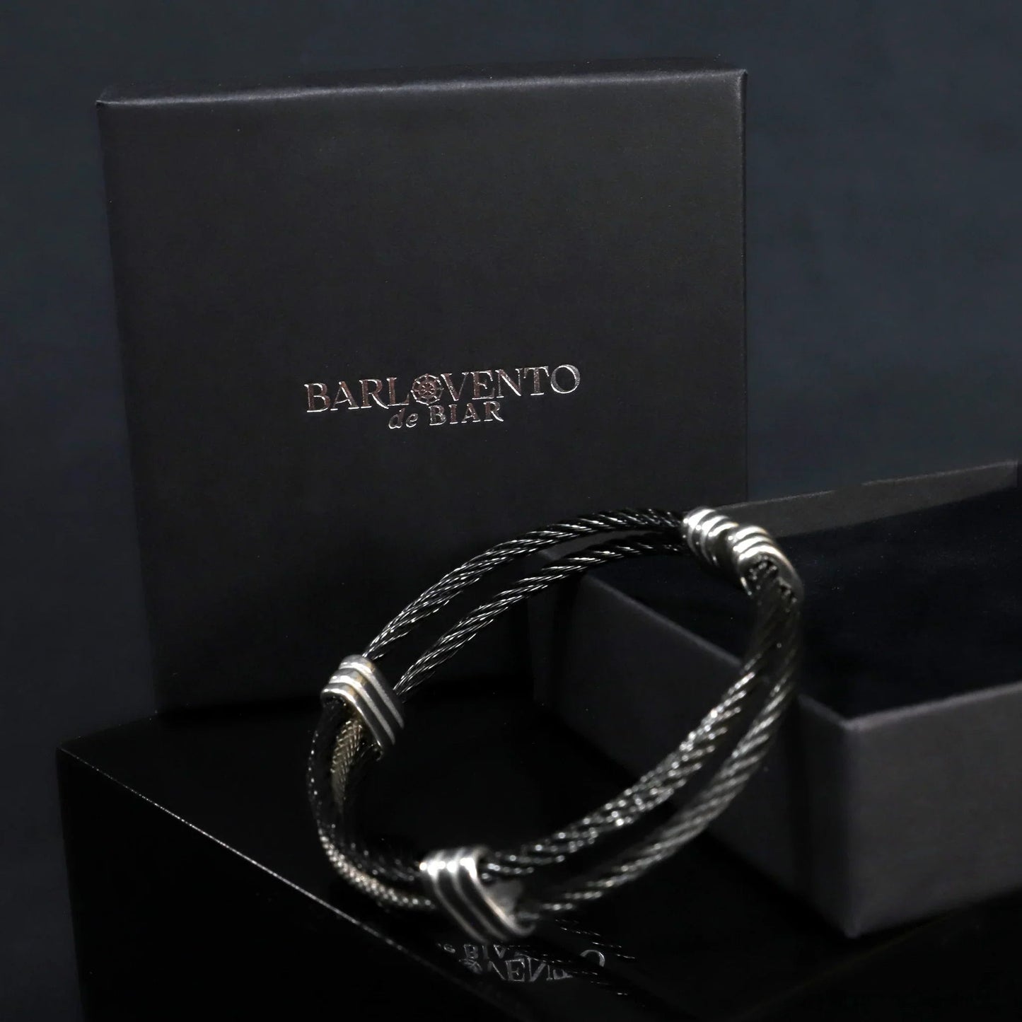 Pulsera Leptus · Pulsera rígida abierta en color negro y plata