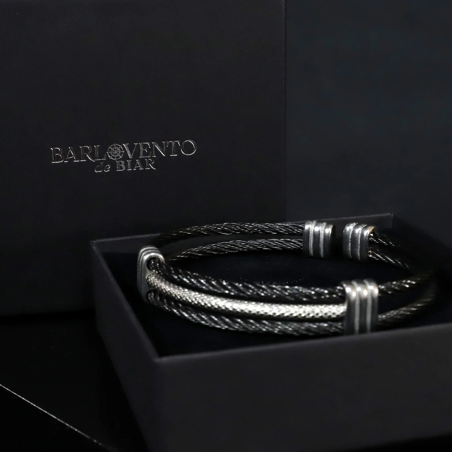 Pulsera Leptus · Pulsera rígida abierta en color negro y plata