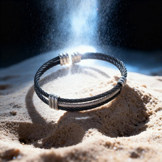 Pulsera Leptus · Pulsera rígida abierta en color negro y plata
