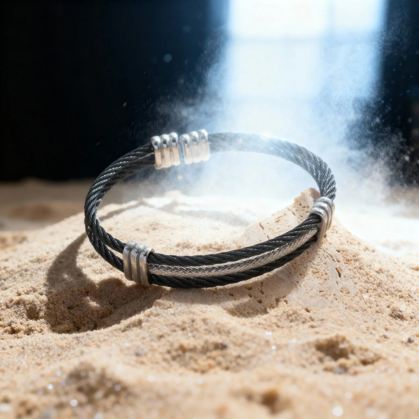 Pulsera Leptus · Pulsera rígida abierta en color negro y plata