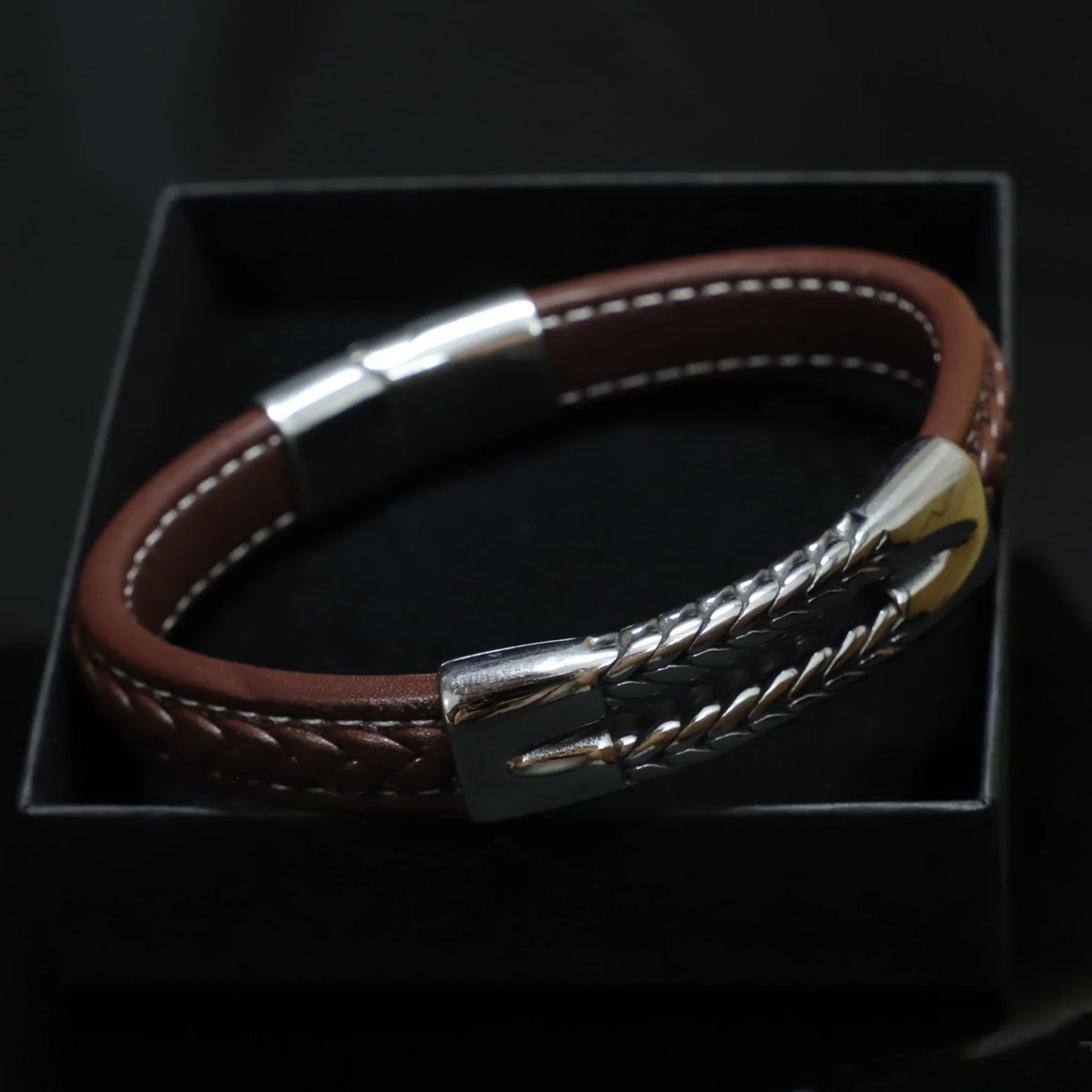Pulsera Magalle · Pulsera de cuero marrón con cierre