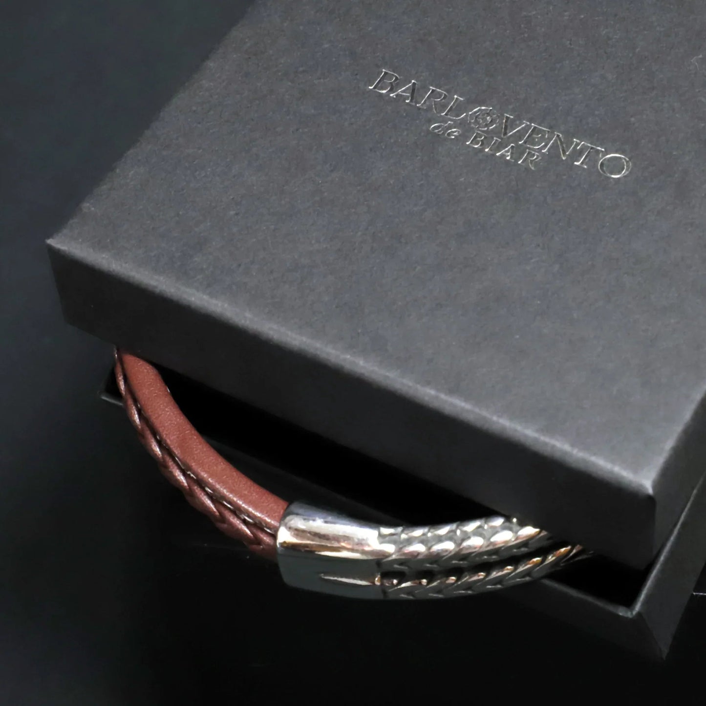Pulsera Magalle · Pulsera de cuero marrón con cierre