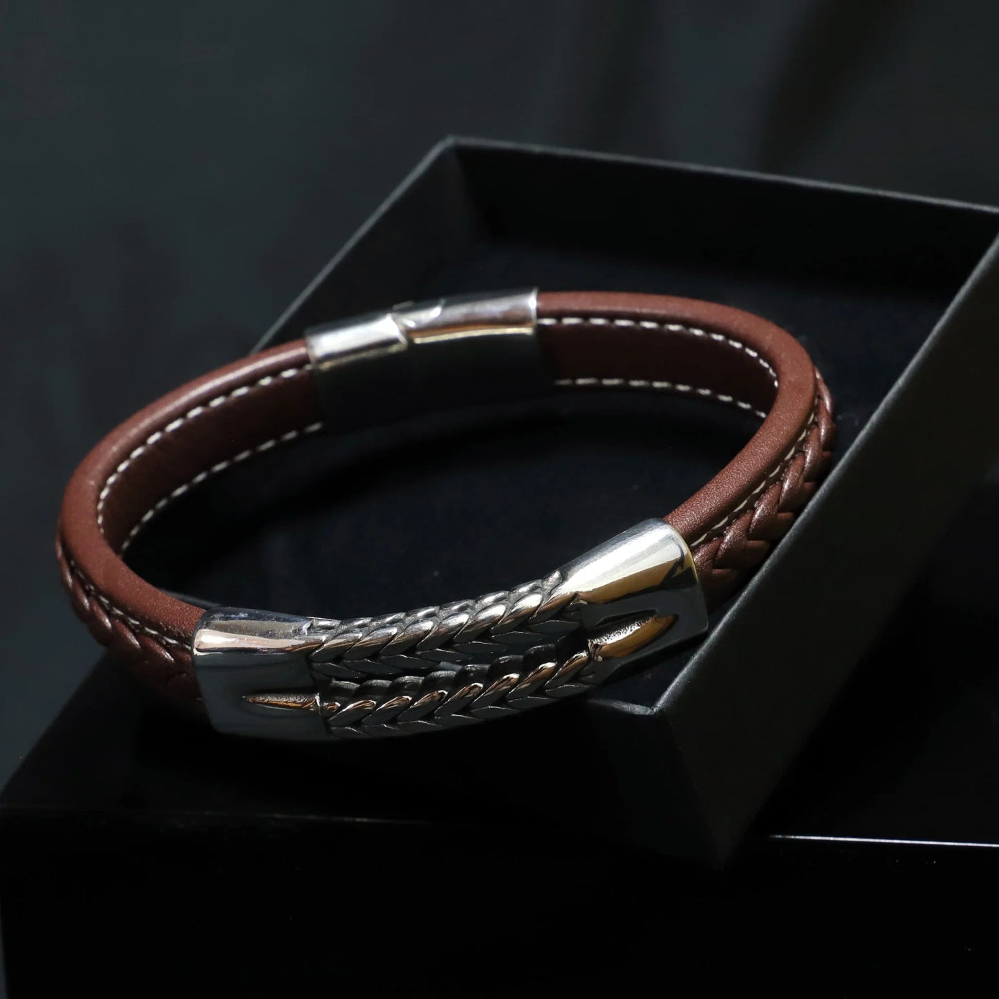 Pulsera Magalle · Pulsera de cuero marrón con cierre