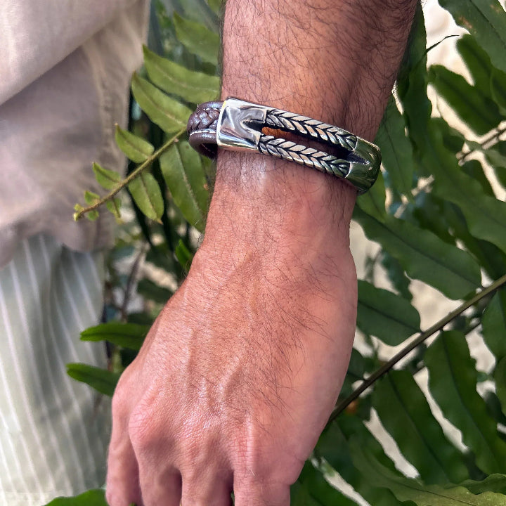 Pulsera Magalle · Pulsera de cuero marrón con cierre