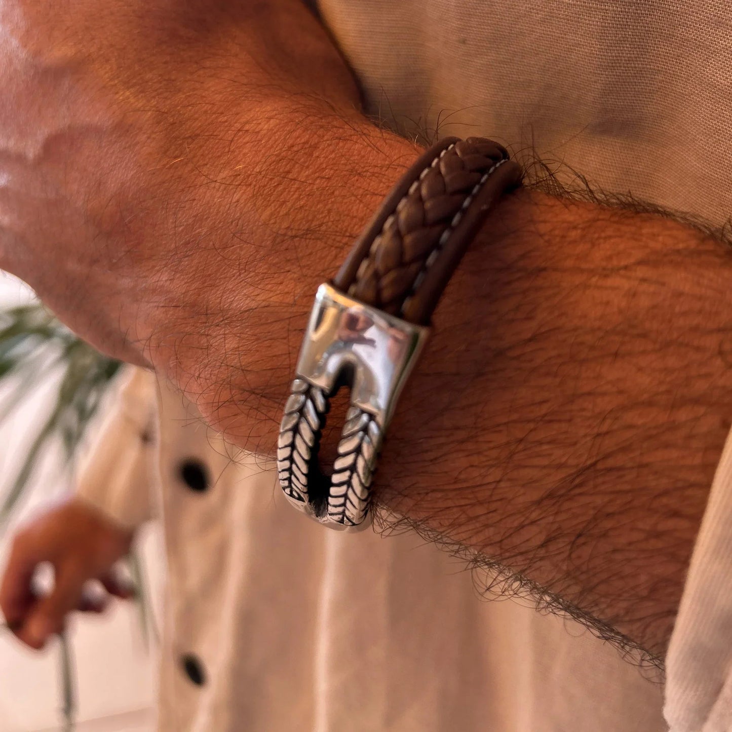 Pulsera Magalle · Pulsera de cuero marrón con cierre
