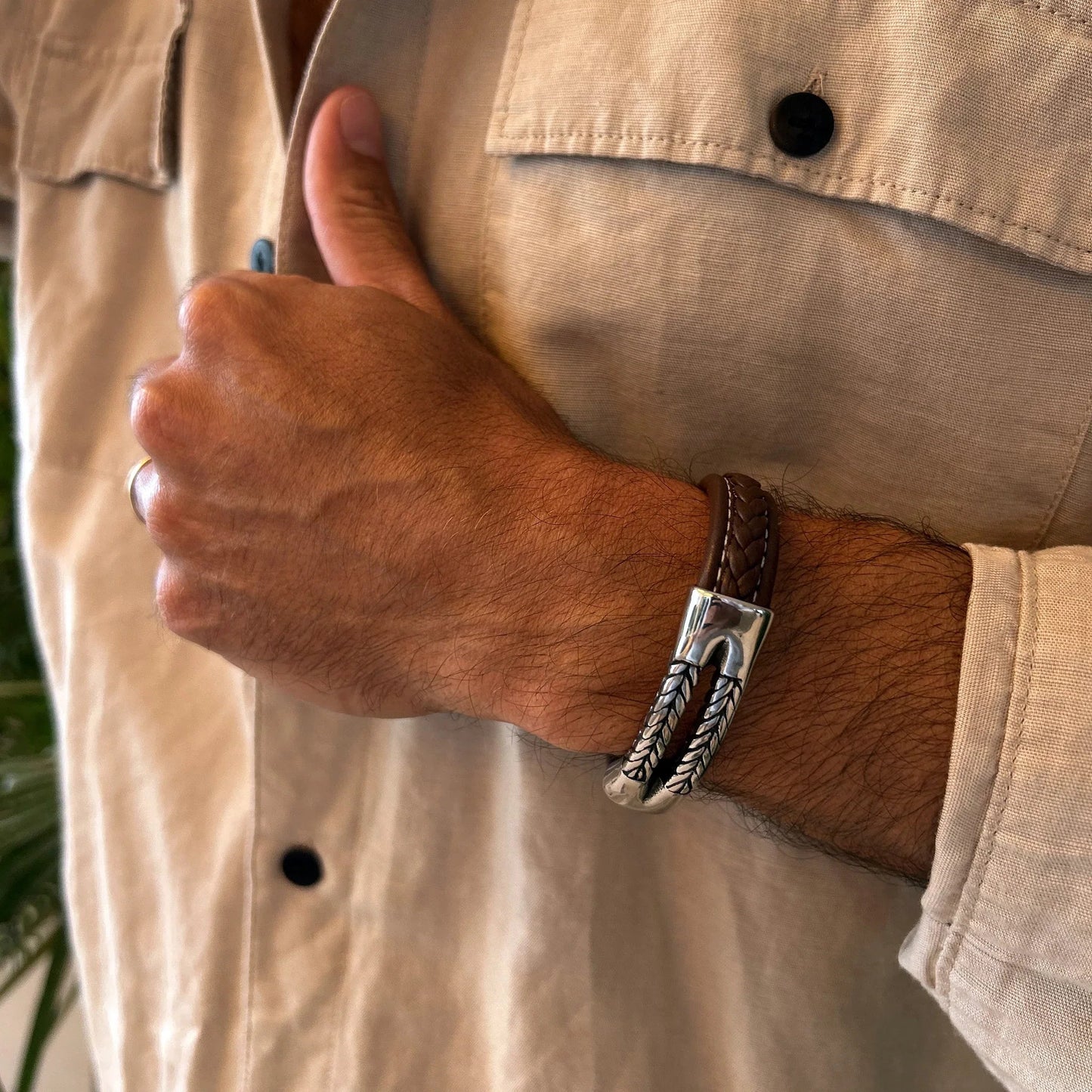 Pulsera Magalle · Pulsera de cuero marrón con cierre