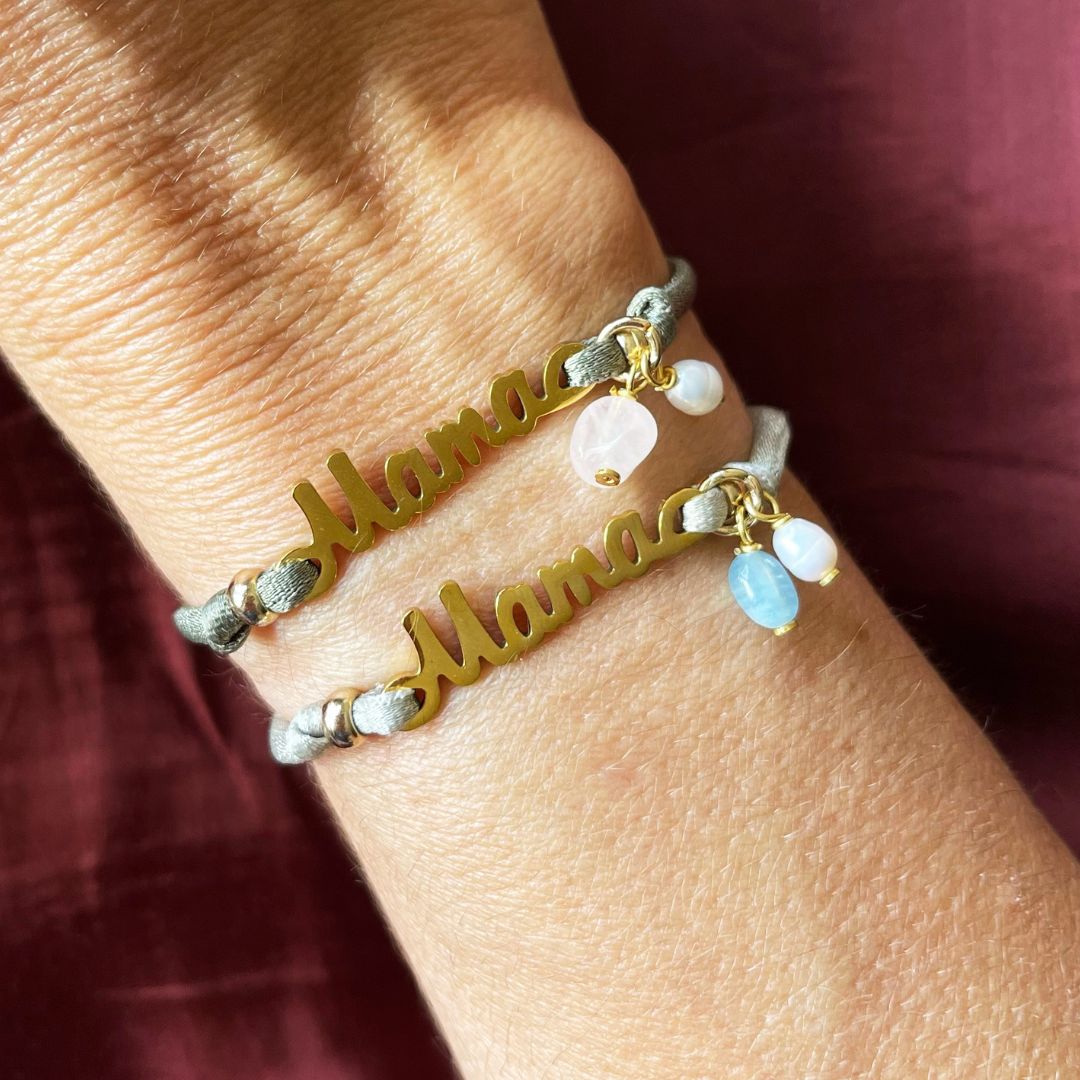 Pulsera dorada "Mama" con piedras semipreciosas, cinta gris, estilo elegante y significativo. Perfecta para regalos.