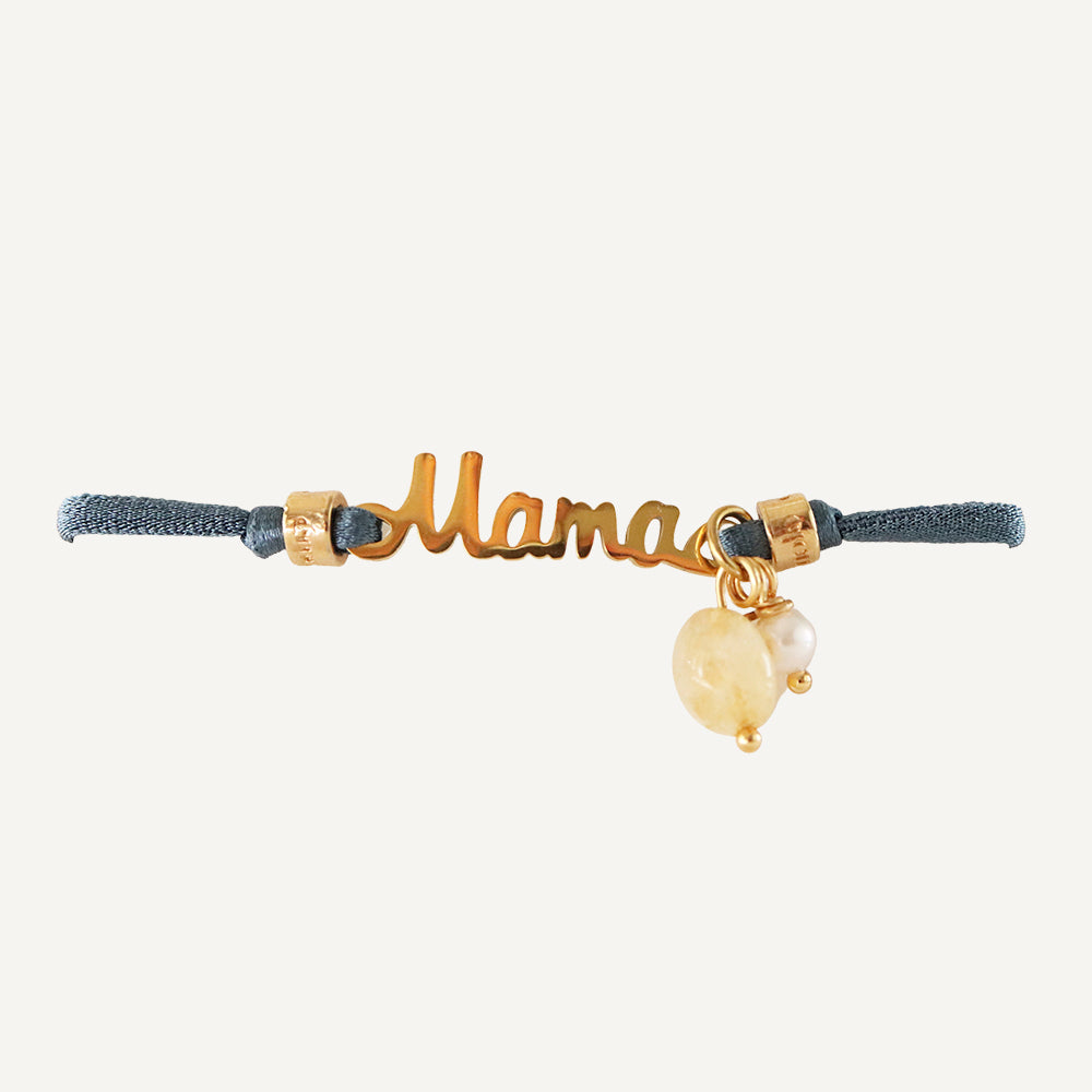 Pulsera de hilo azul con charm dorado que dice "Mama" y piedras blancas. Ideal como regalo para madres.