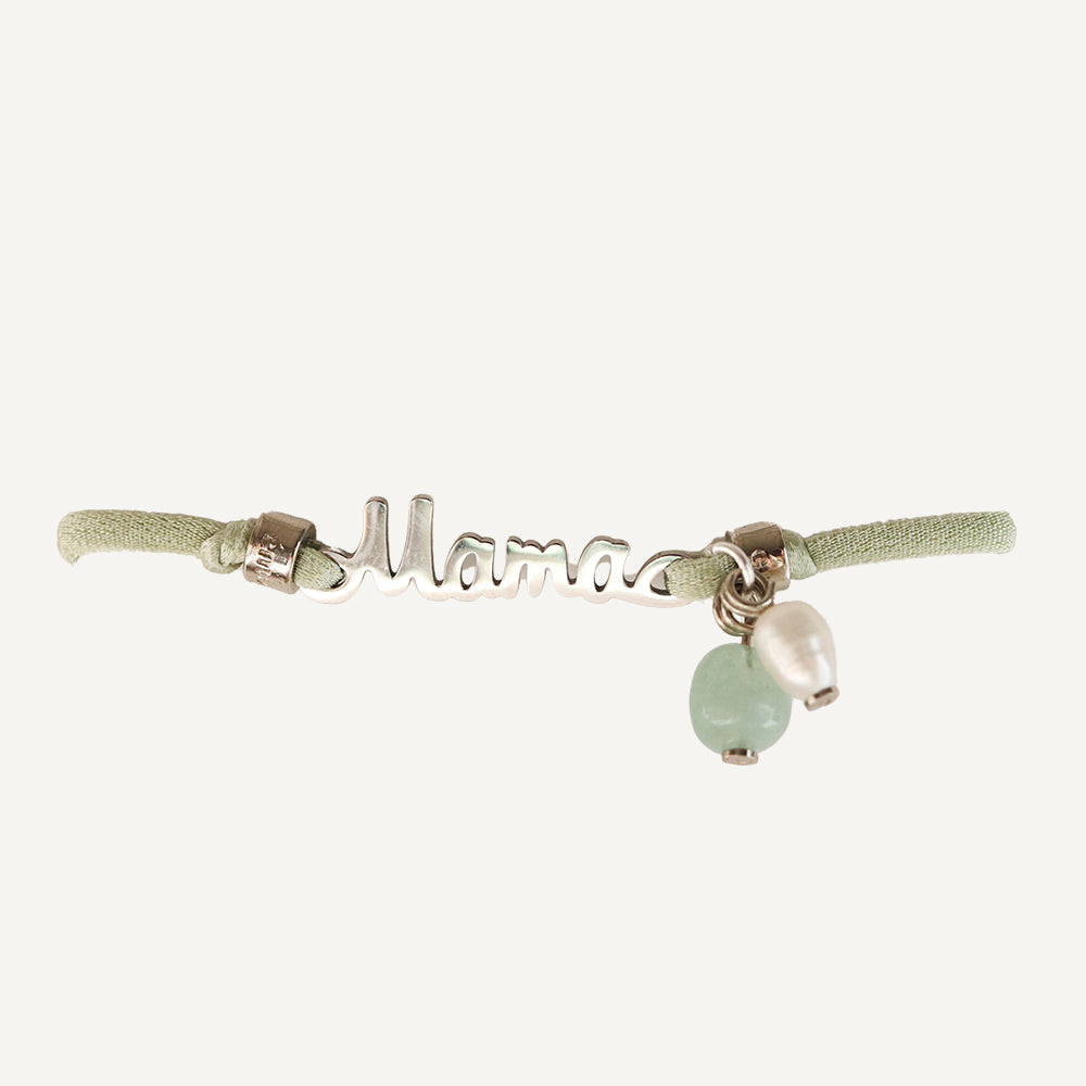 Pulsera personalizada "Mama" en plata, con cuentas verde y perla, cinta verde claro. Ideal para regalar en ocasiones especiales.