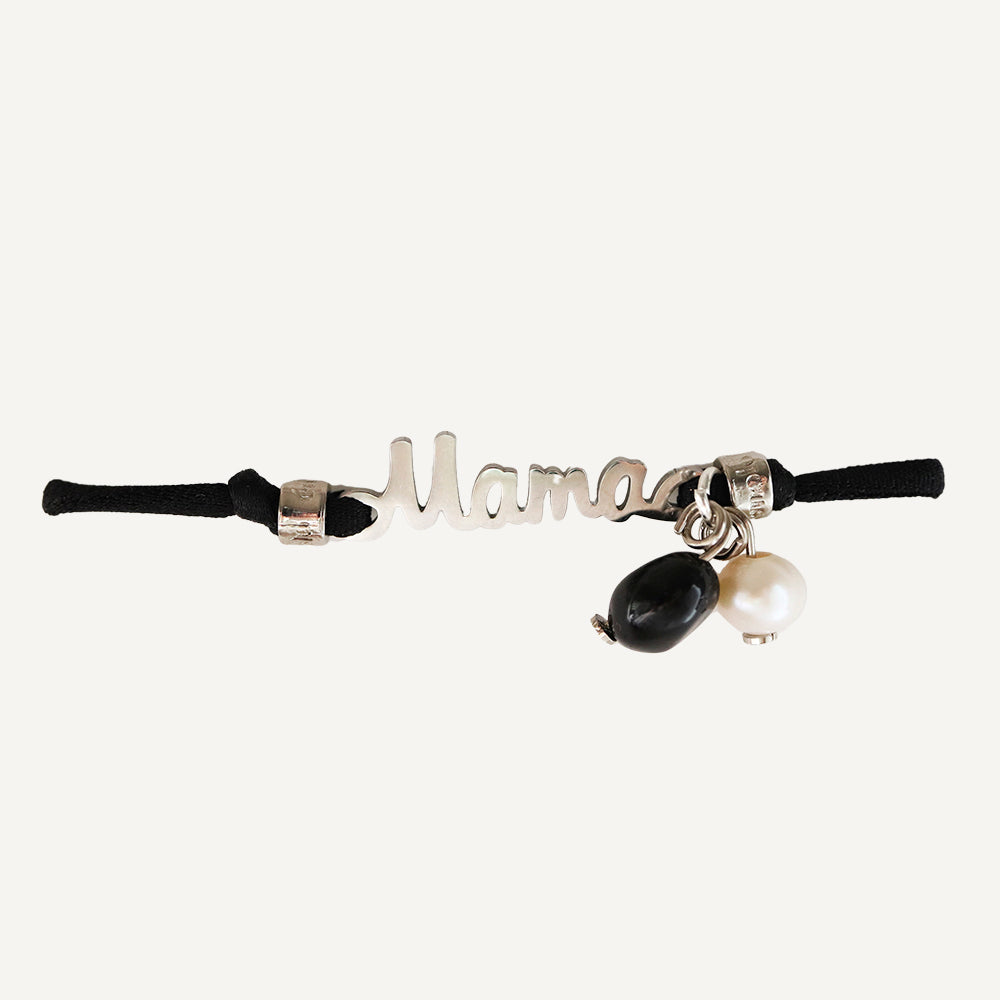 Pulsera negra con el nombre "Mama" en plata y charm de perla blanca y perla negra.