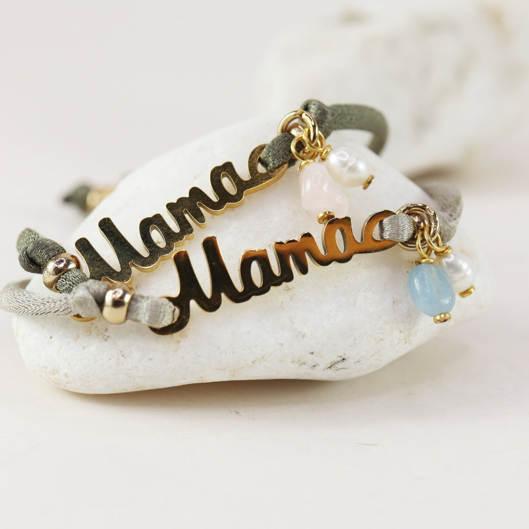 Pulsera dorada con "Mama", cintas gris claro y cuentas de perlas y aquamarina. Ideal para regalo.