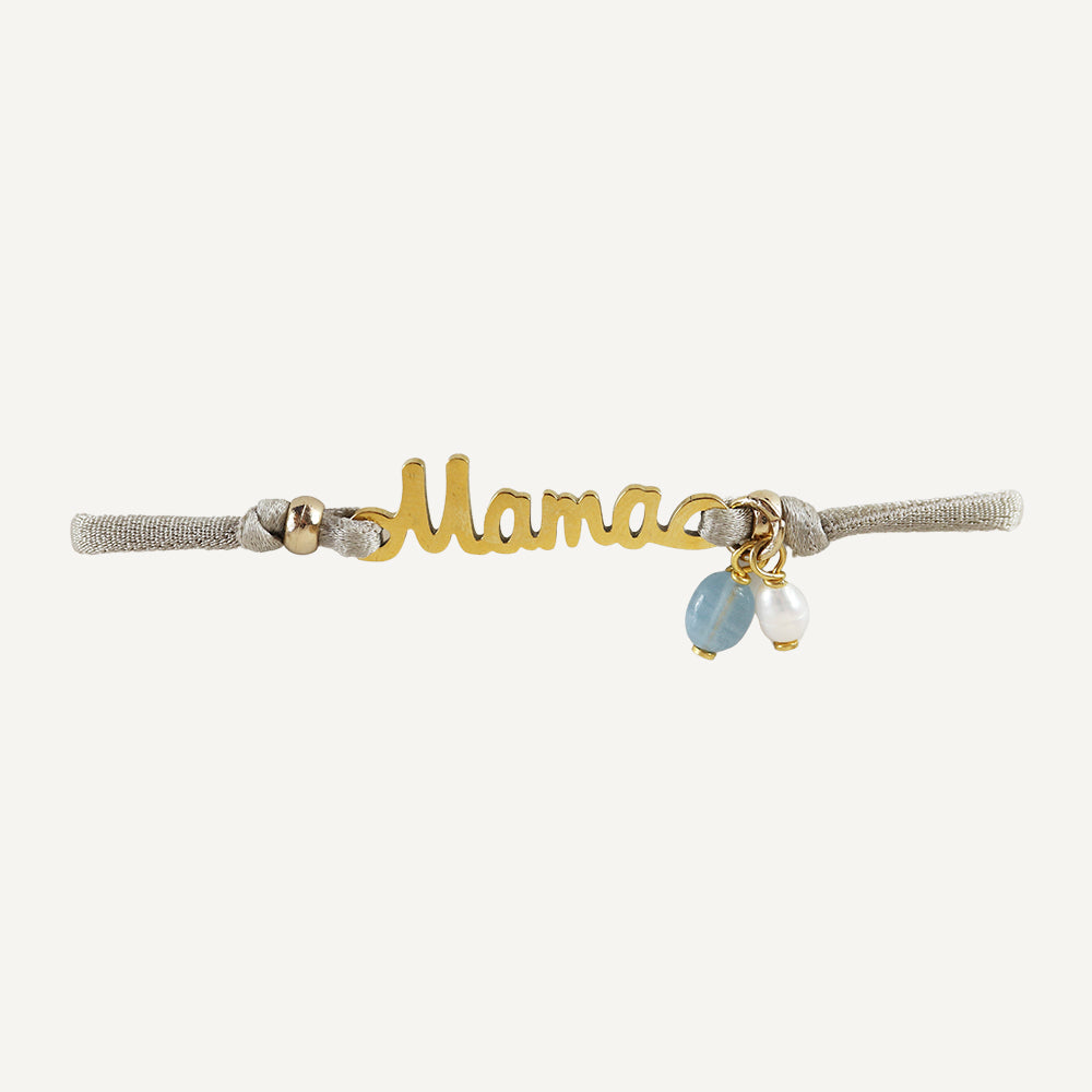 Pulsera personalizada gris con nombre "Mama" en dorado, adornos de aguamarina y perla. Elegante y delicada.