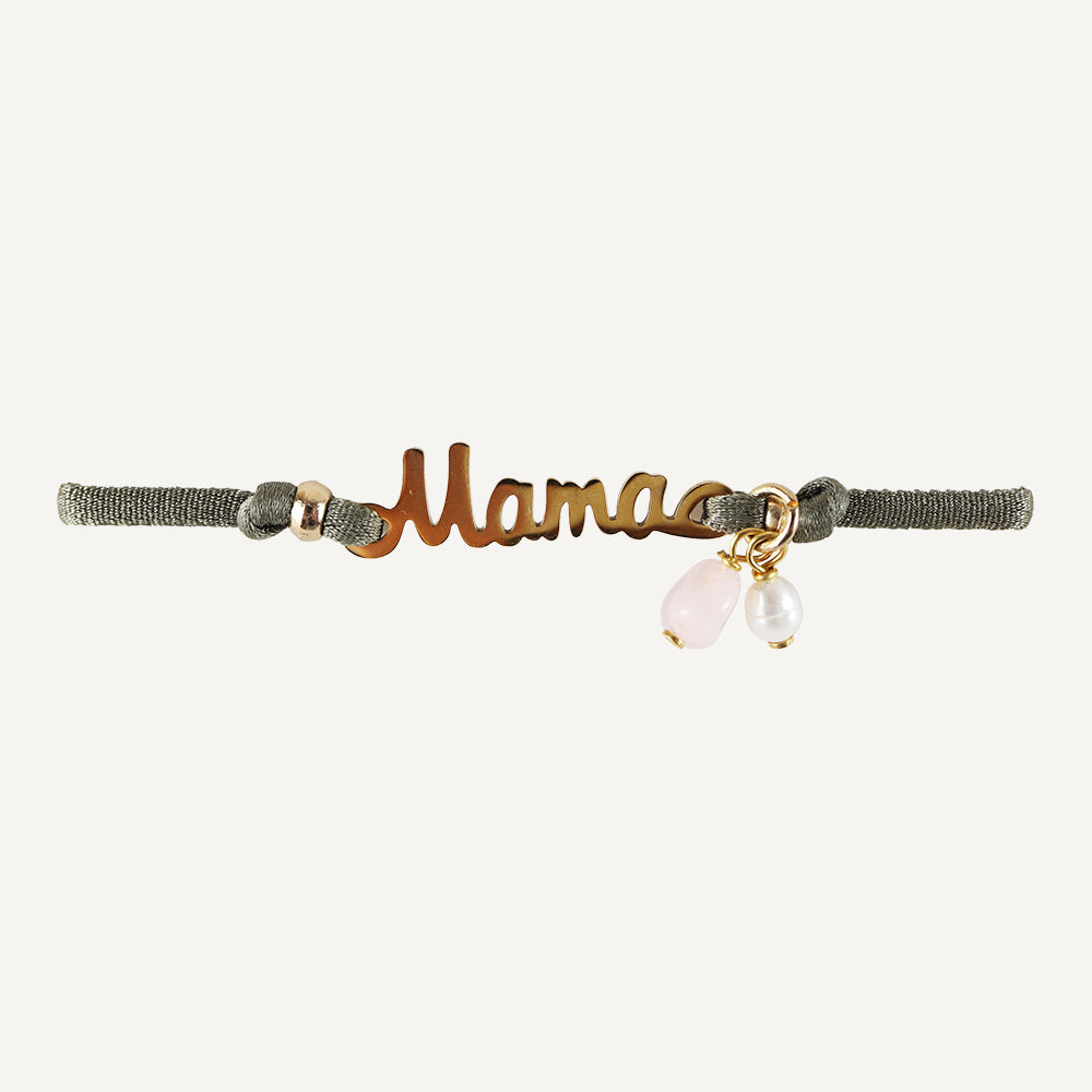 Pulsera "Mama" en dorado, con hilo gris y charms de cuarzo rosa y perla, estilo moderno y delicado.