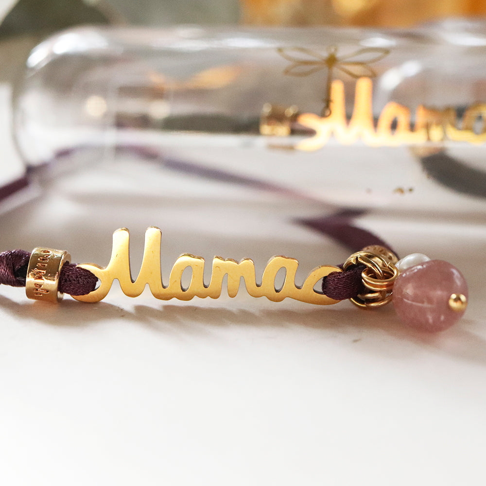 Collar dorado con la palabra "Mama", cordón morado y cuentas de cuarzo rosa. Ideal para regalos personalizados.