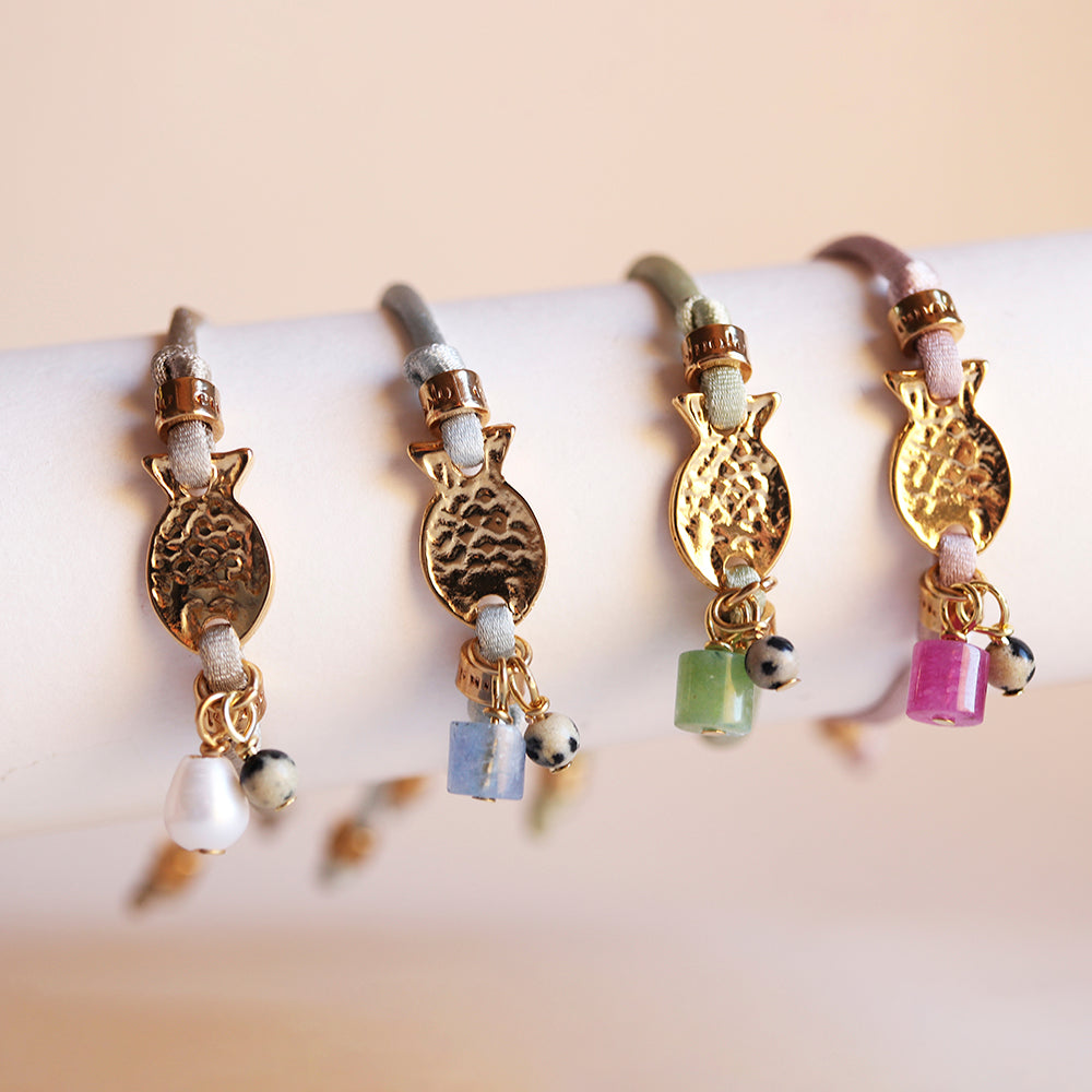 Pulseras de hilo con medallón de piña dorado y cuentas de colores, estilo bohemio y moderno.