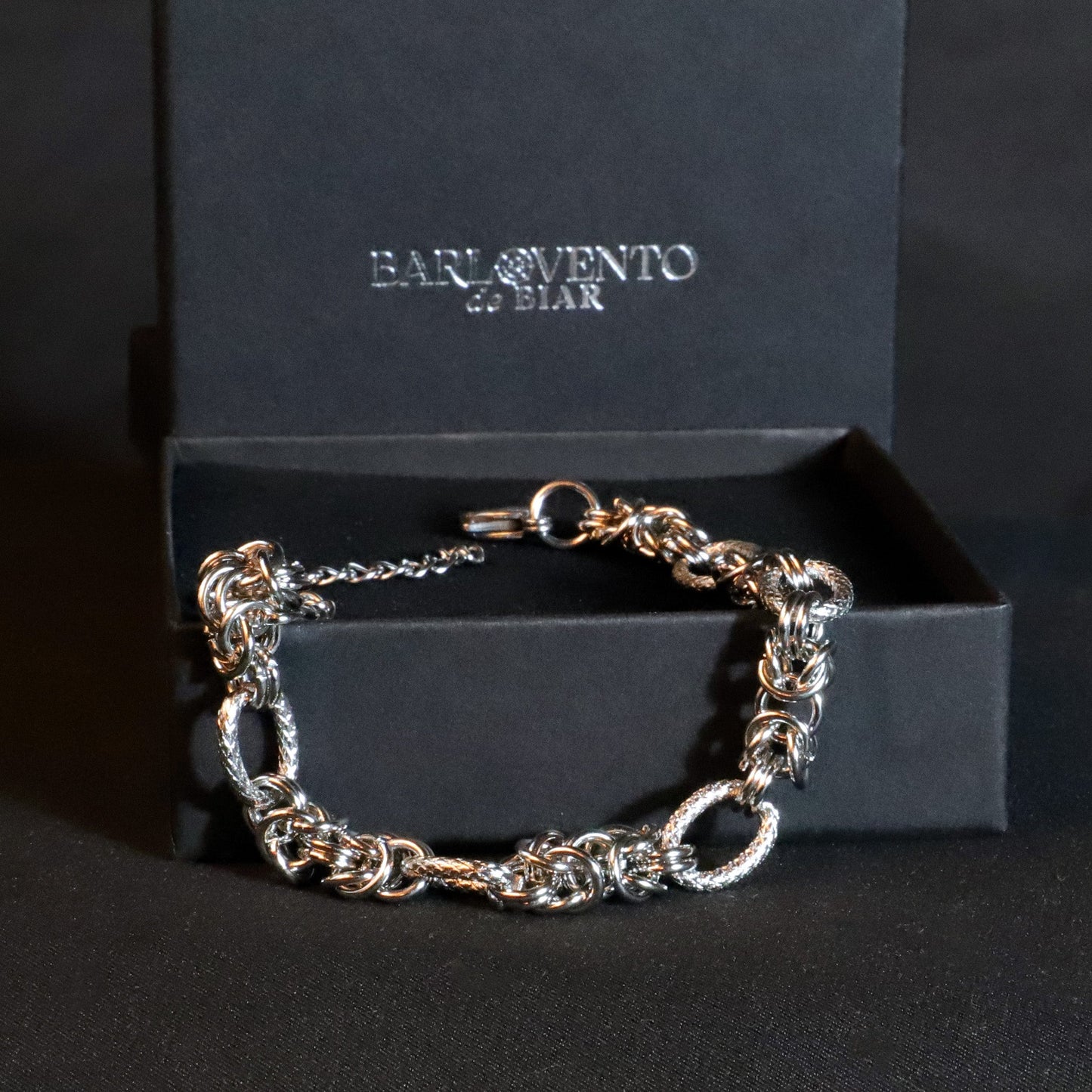 Pulsera Ofiuco · Pulsera de titanio expandible con patrón geométrico