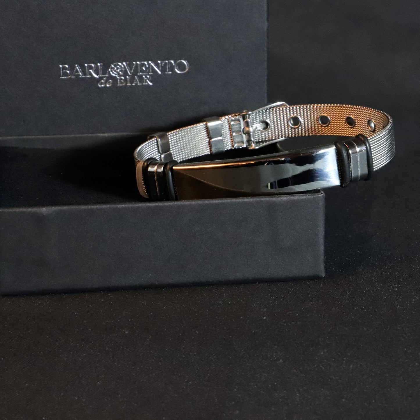 Pulsera Orión · Brazalete ajustable de acero de titanio con correa de reloj