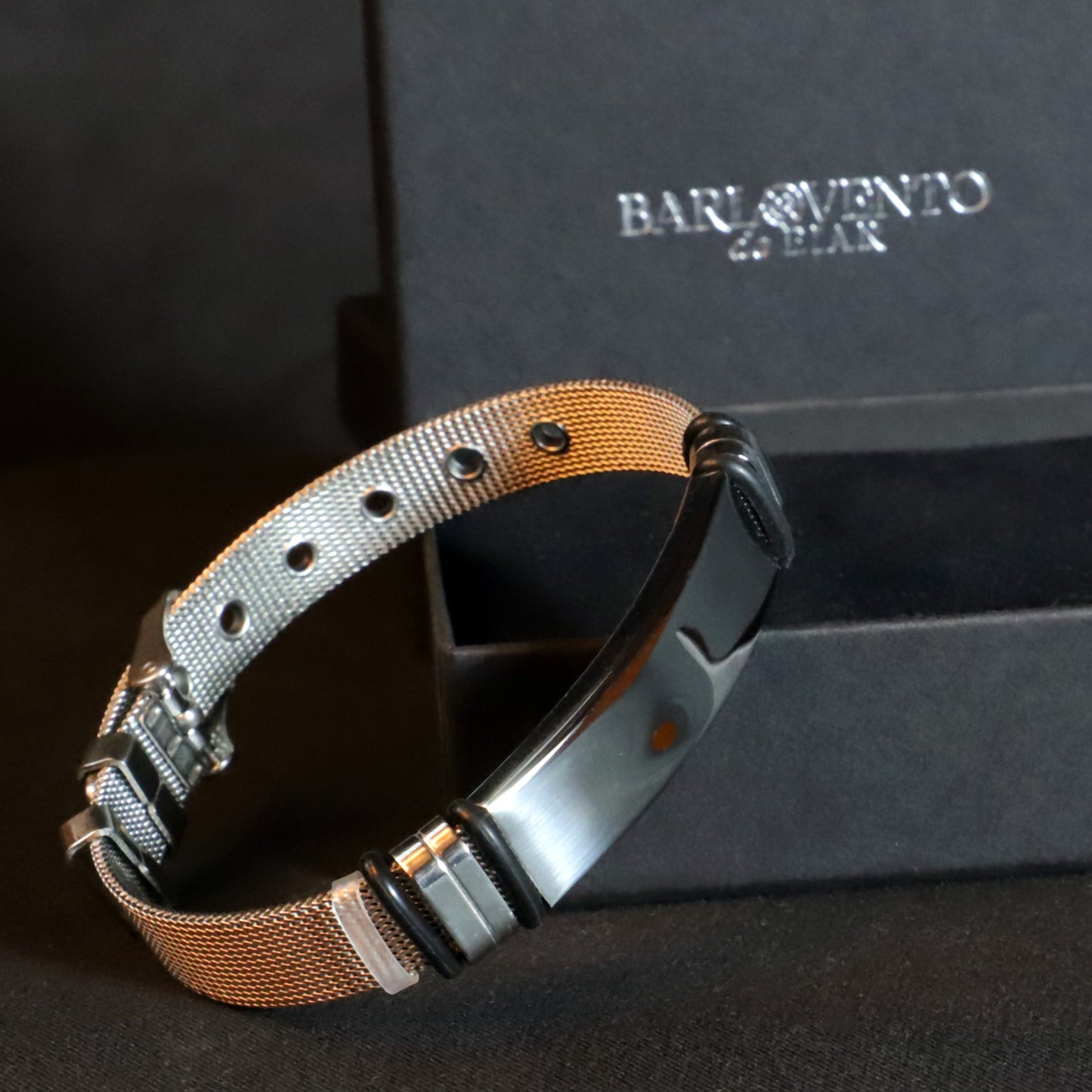 Pulsera Orión · Brazalete ajustable de acero de titanio con correa de reloj