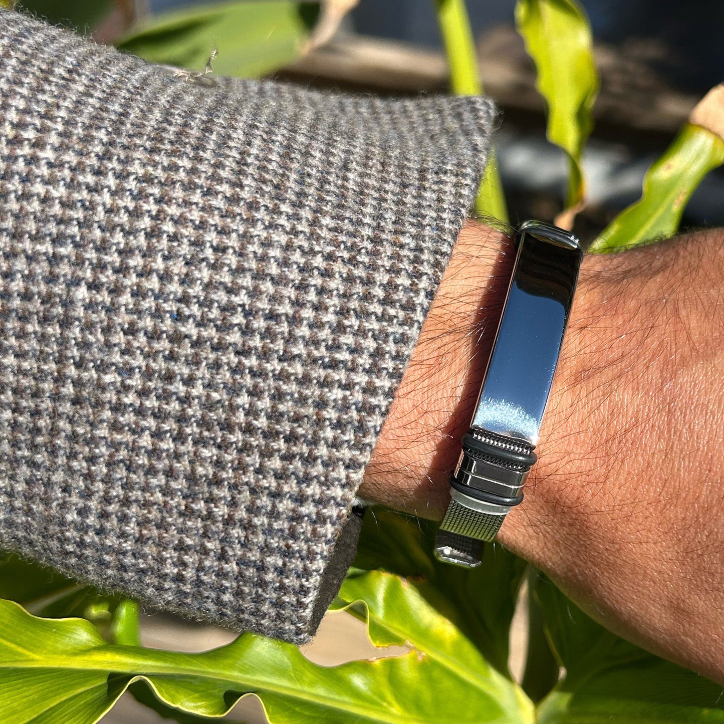 Pulsera Orión · Brazalete ajustable de acero de titanio con correa de reloj
