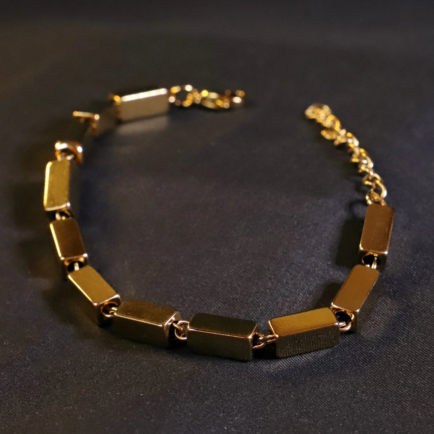 Pulsera Stratos  · Pulsera de eslabones geométricos chapado en oro 18k