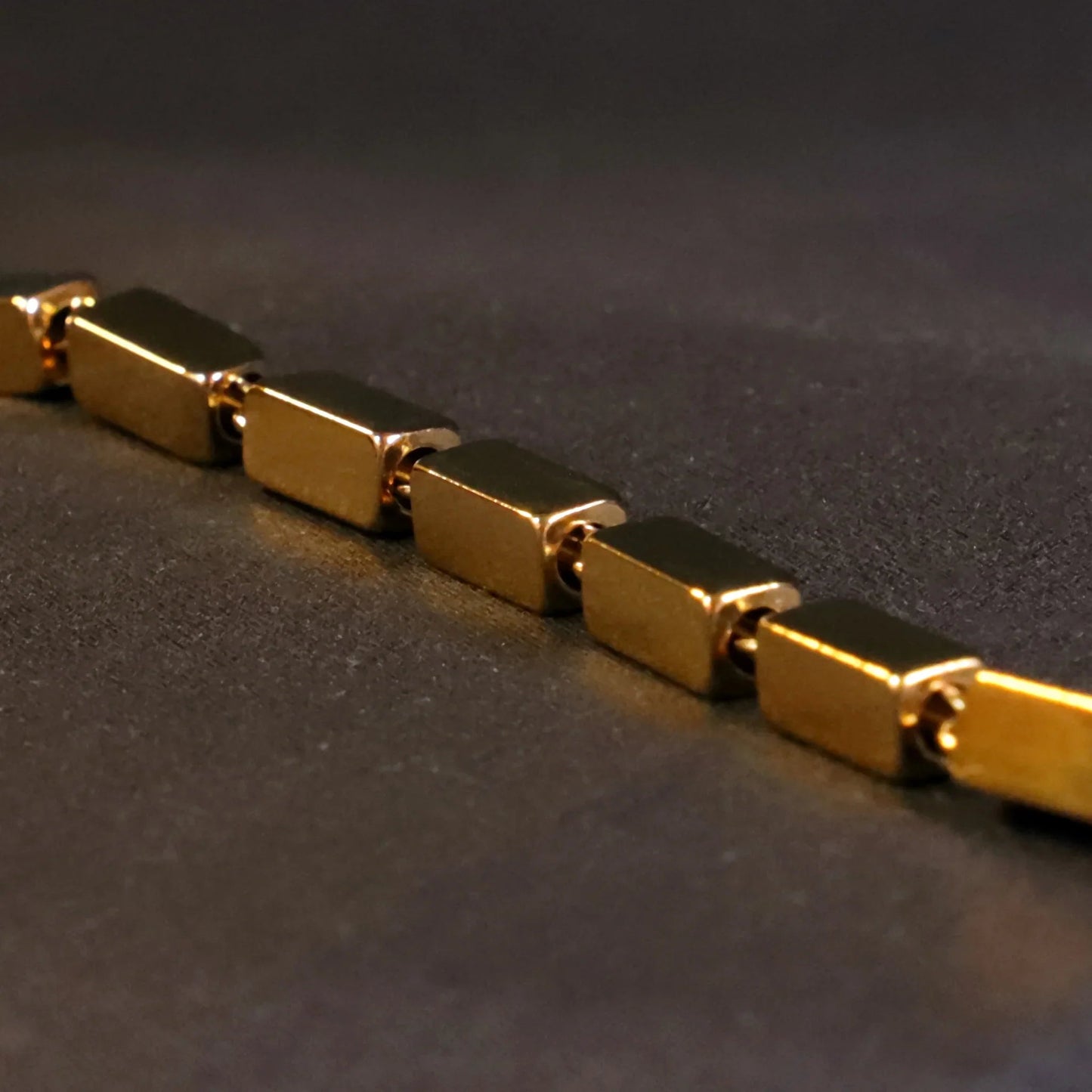 Pulsera Stratos  · Pulsera de eslabones geométricos chapado en oro 18k