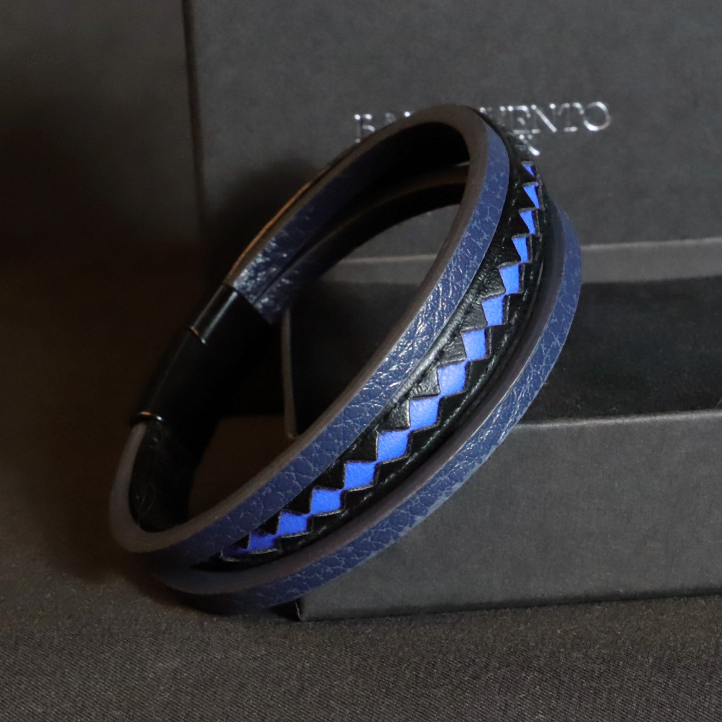 Pulsera Taurus · Pulsera de cuero auténtico trenzado con detalles azules y cierre de aluminio