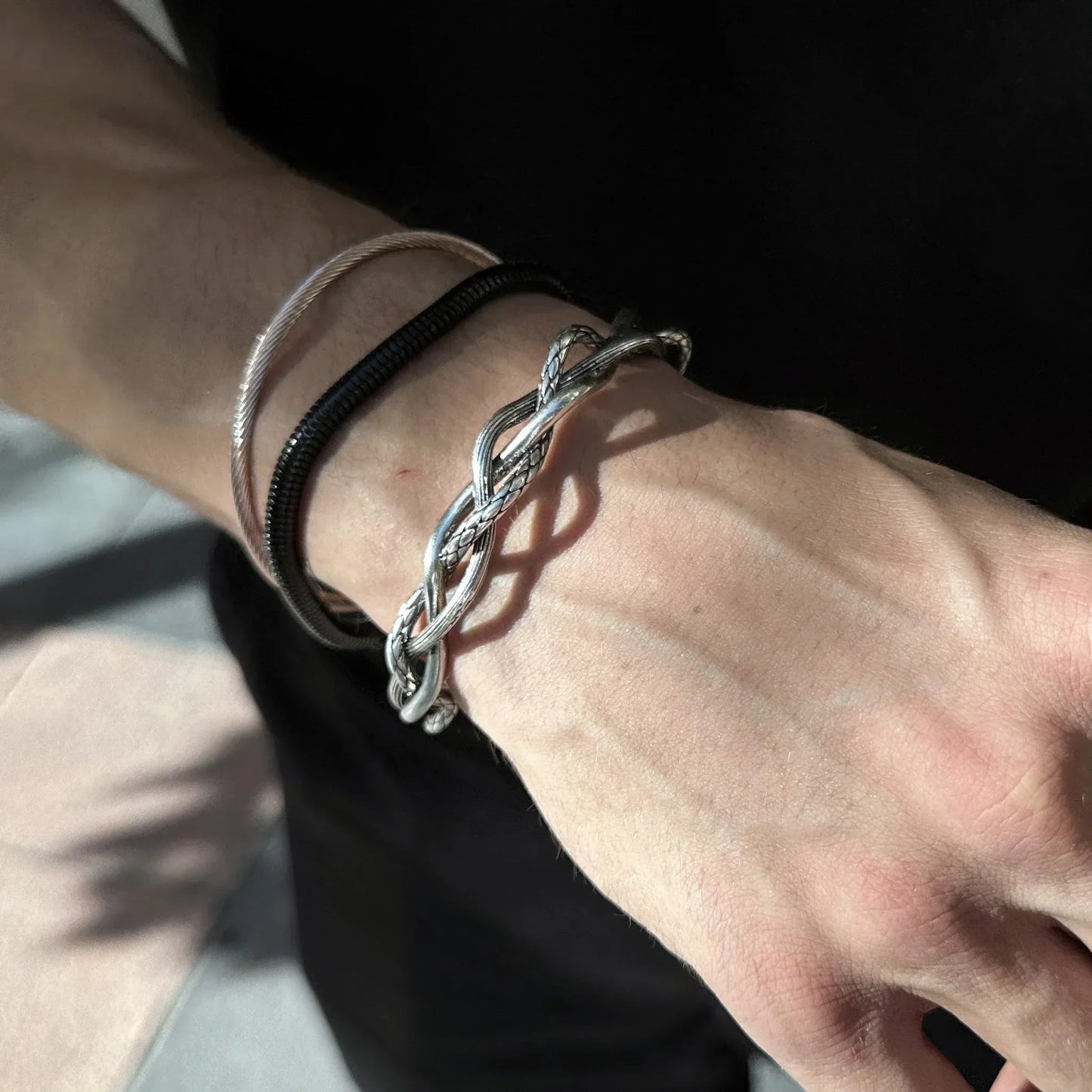 Pulsera Trazo · Pulsera rígida trenzada abierta