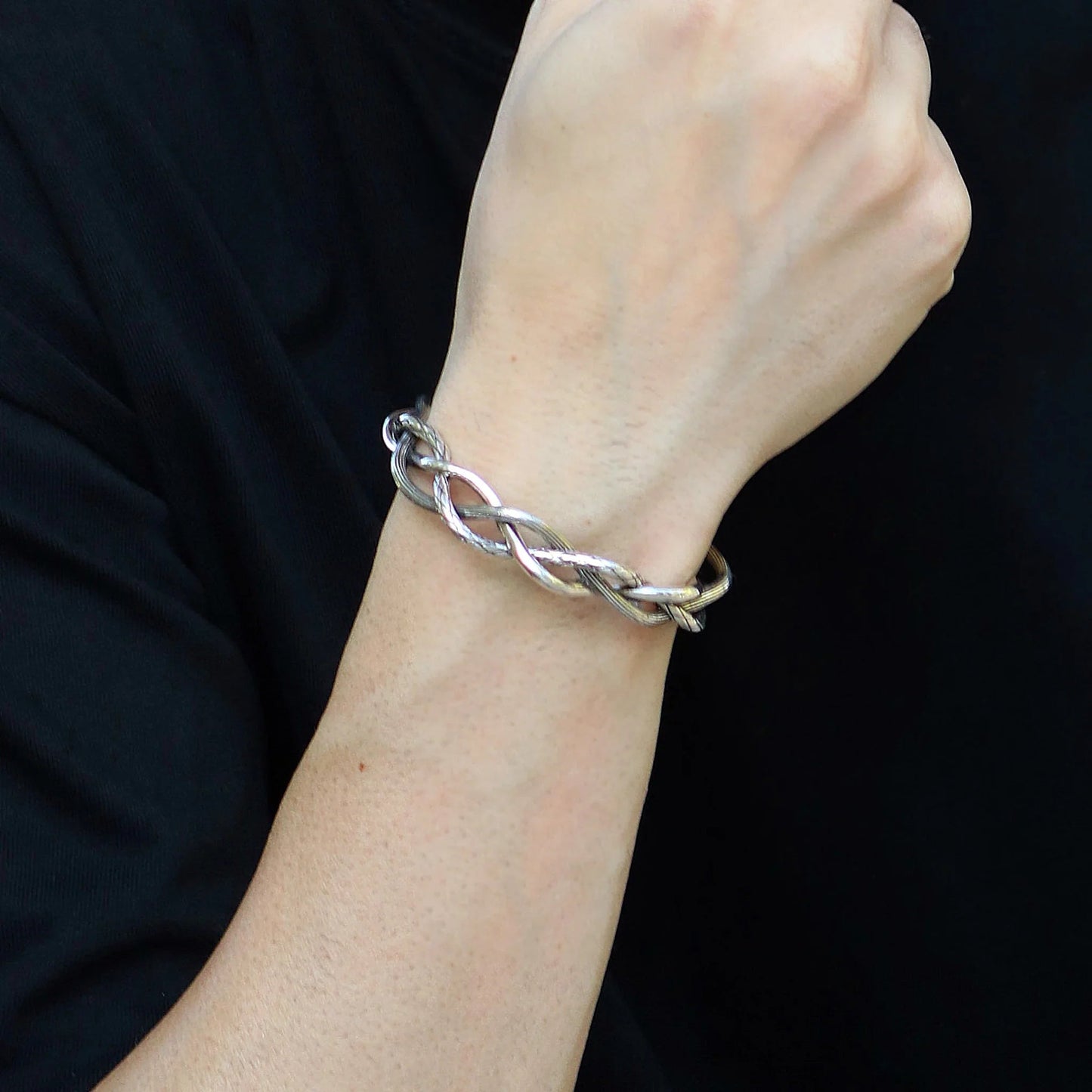 Pulsera Trazo · Pulsera rígida trenzada abierta
