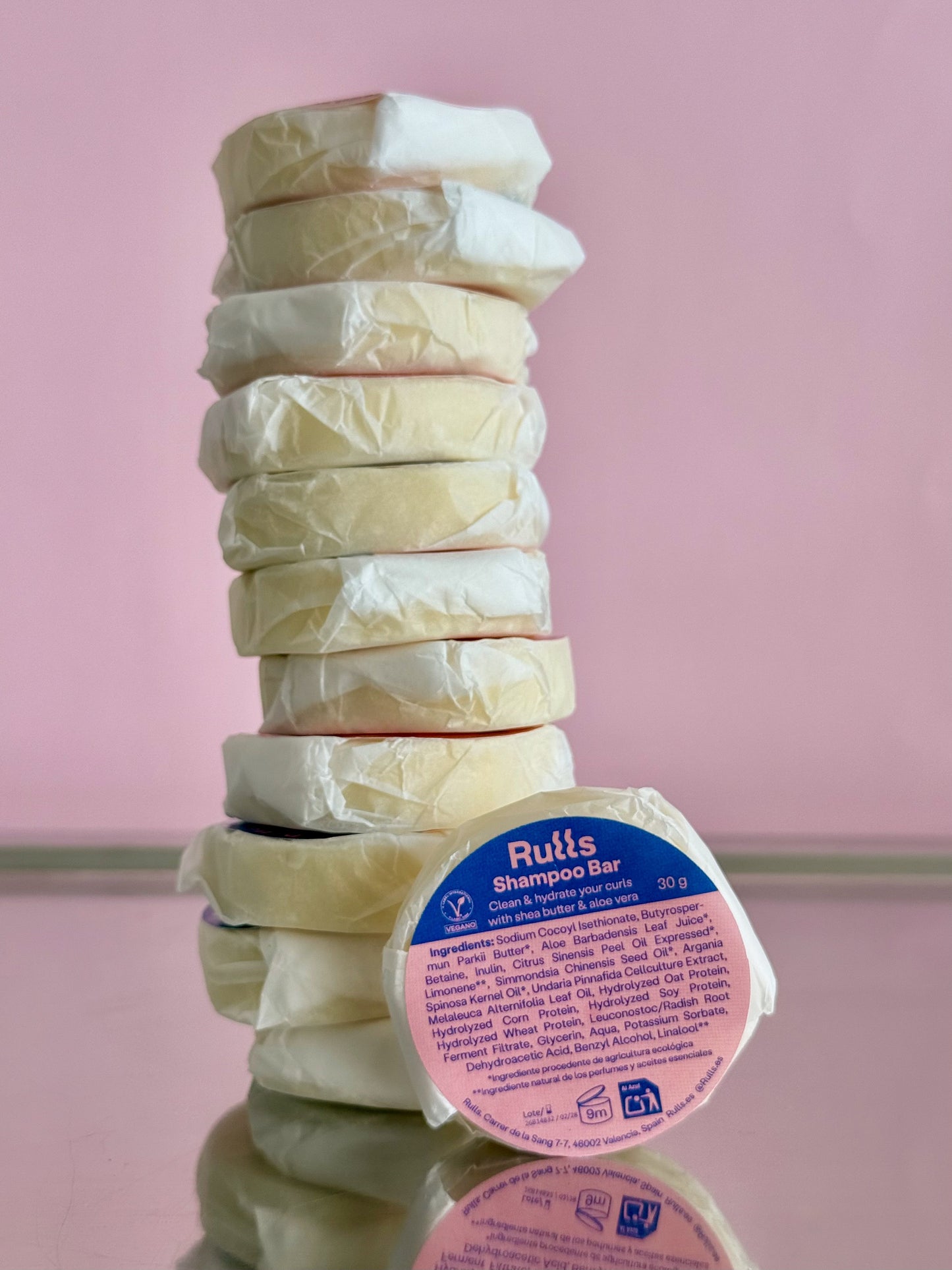 Pastilla de champú Rutts, color rosa con envoltura blanca, 300 g, estilo sostenible y natural.