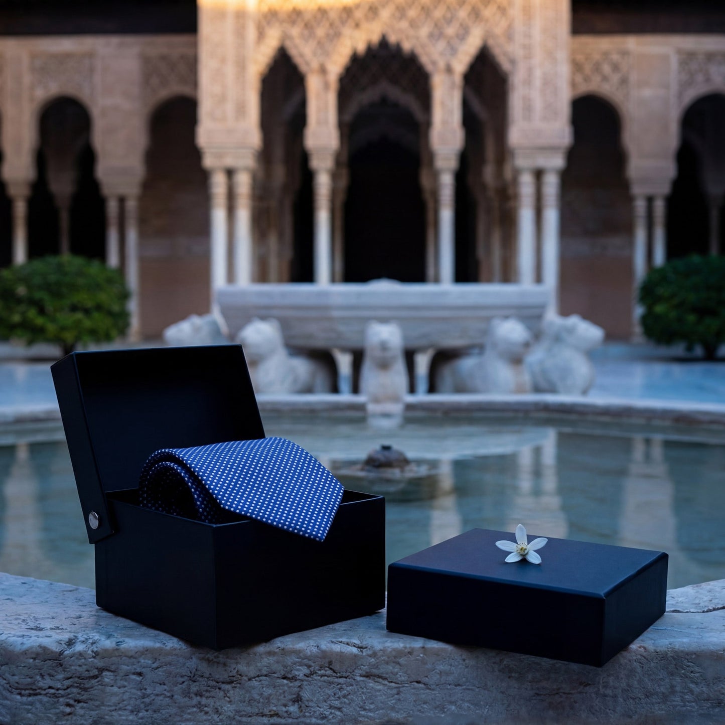 Ravello · Corbata azul marino 100% seda estilo italiano con microestampado geométrico