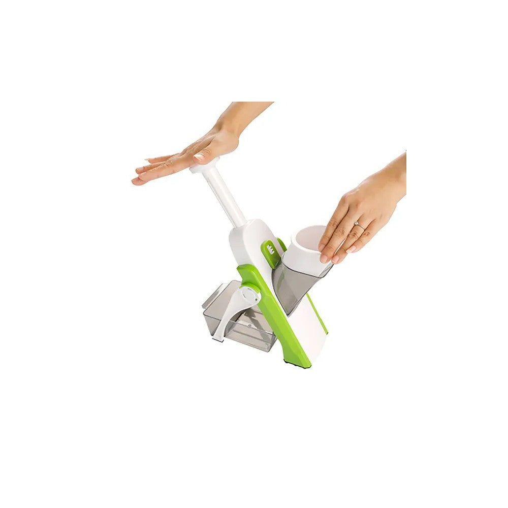 Corta verduras manual multifuncional en uso, ideal para cortar alimentos de manera segura y rápida.