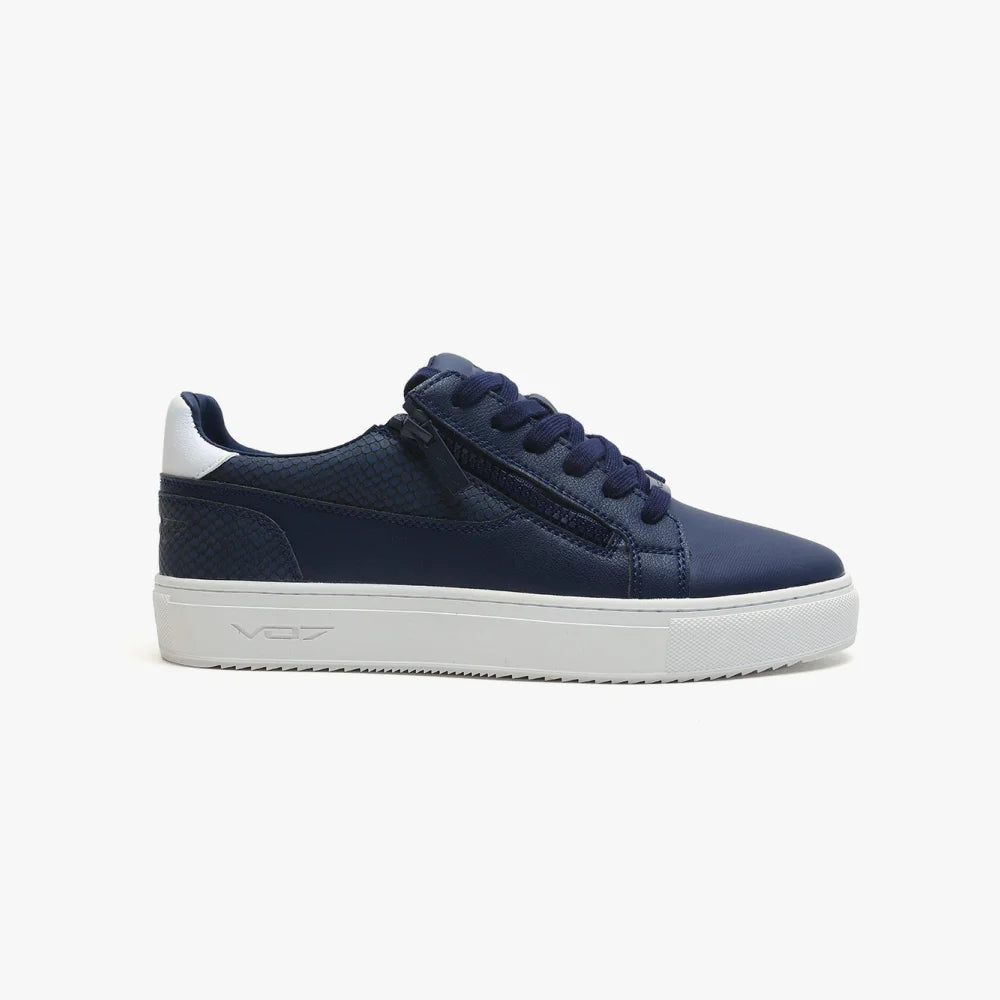 Basket VO7 bleu marine, cuir à motif serpent, fermeture éclair latérale, lacets ton sur ton et semelle blanche épaisse.