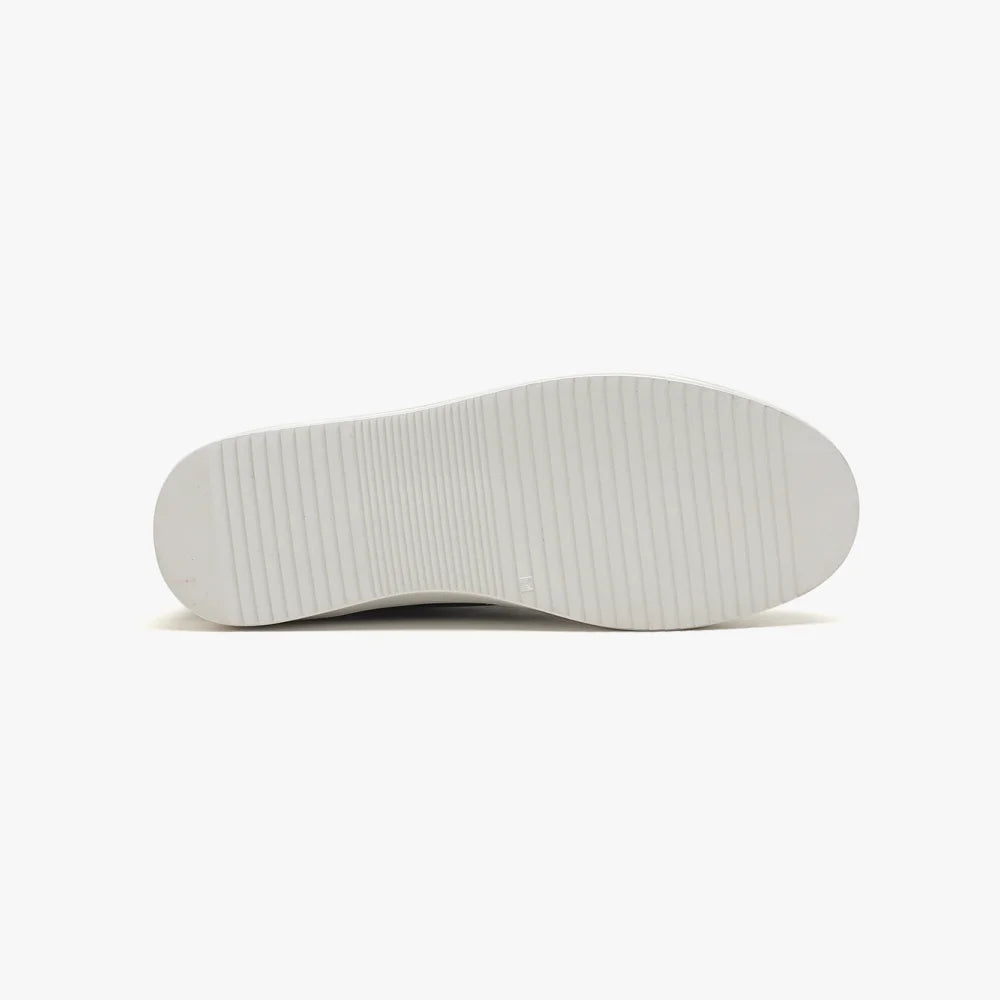 Semelle extérieure plate et blanche en caoutchouc strié de la basket VO7 Roma Snake Navy, vue de dessous.