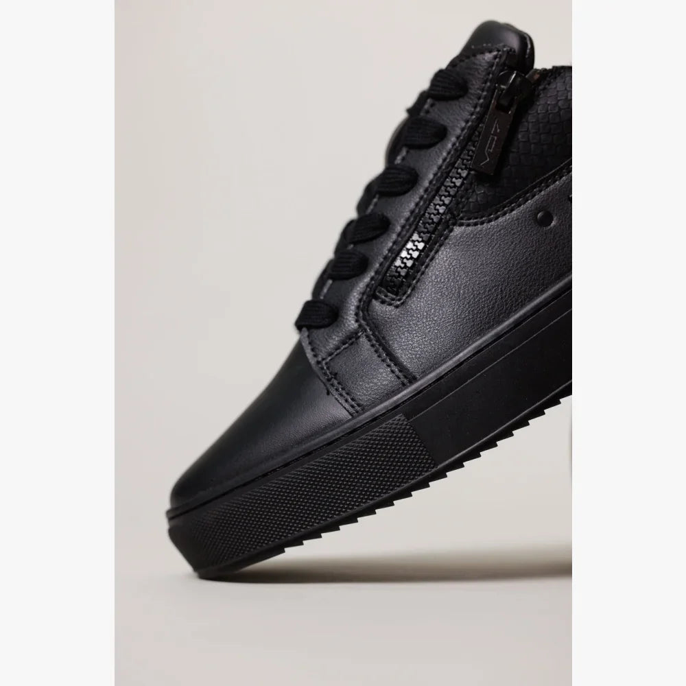 Basket VO7 noire en cuir, texture effet serpent, fermeture zippée latérale, lacets noirs et semelle plateforme.