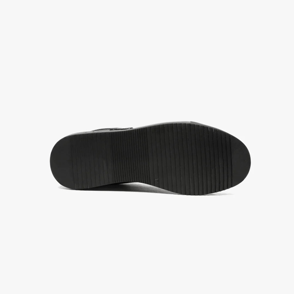 Semelle noire striée antidérapante de la basket VO7 Roma Snake Dark, vue de dessous, isolée sur fond blanc.