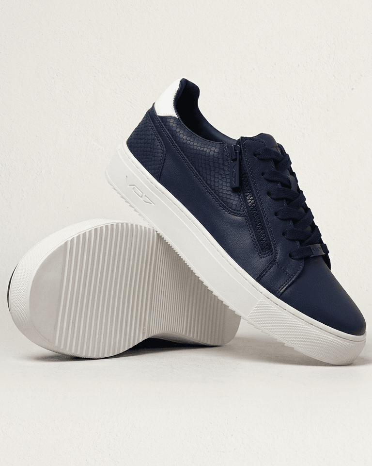 Sneakers VO7 Roma bleu marine, cuir à effet serpent, fermeture éclair latérale, lacets et semelle épaisse blanche.