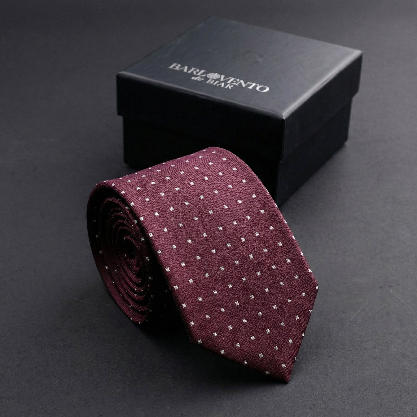 Siena · corbata de estilo italiano, 100% seda, color burdeos con microcuadrados blancos