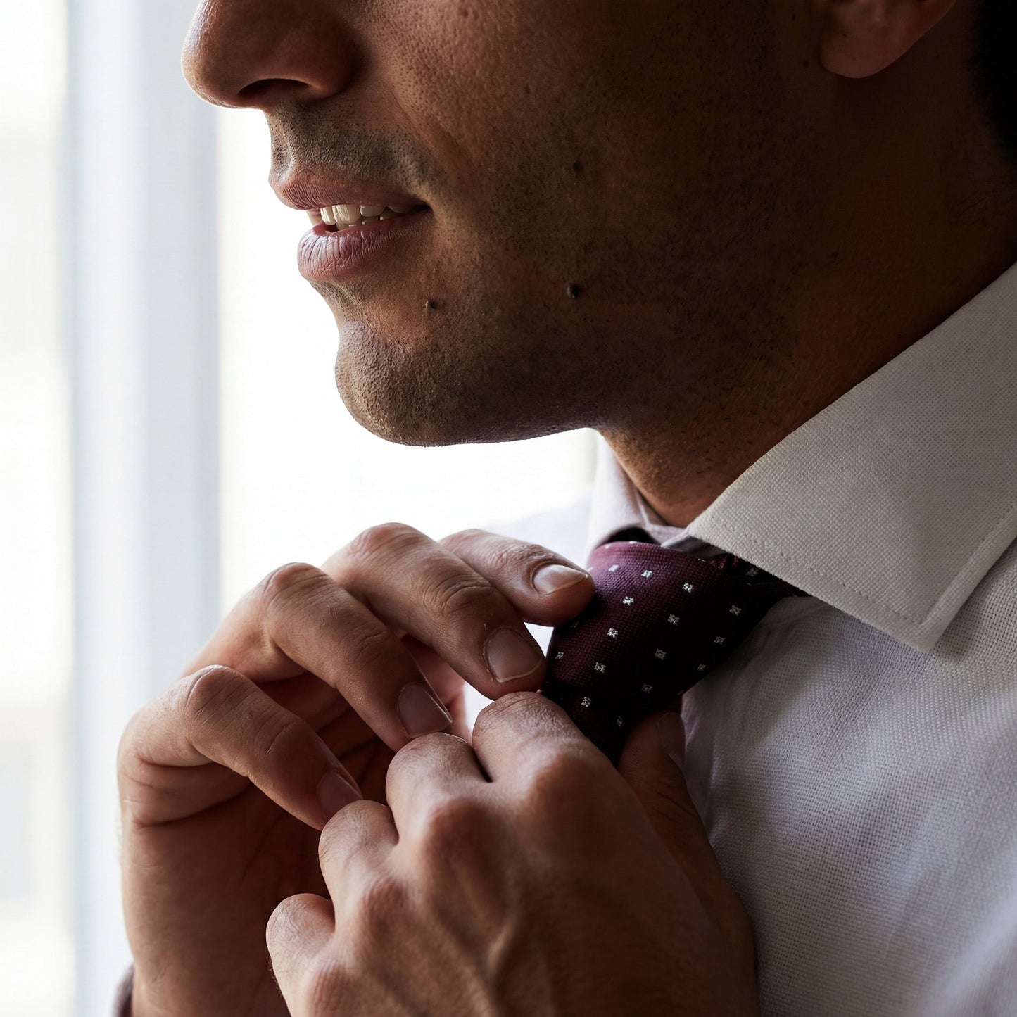Siena · corbata de estilo italiano, 100% seda, color burdeos con microcuadrados blancos