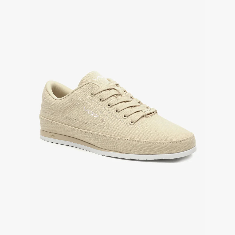 Basket VO7 Yacht 10 en toile beige, design épuré, lacets ton sur ton et semelle blanche contrastante.