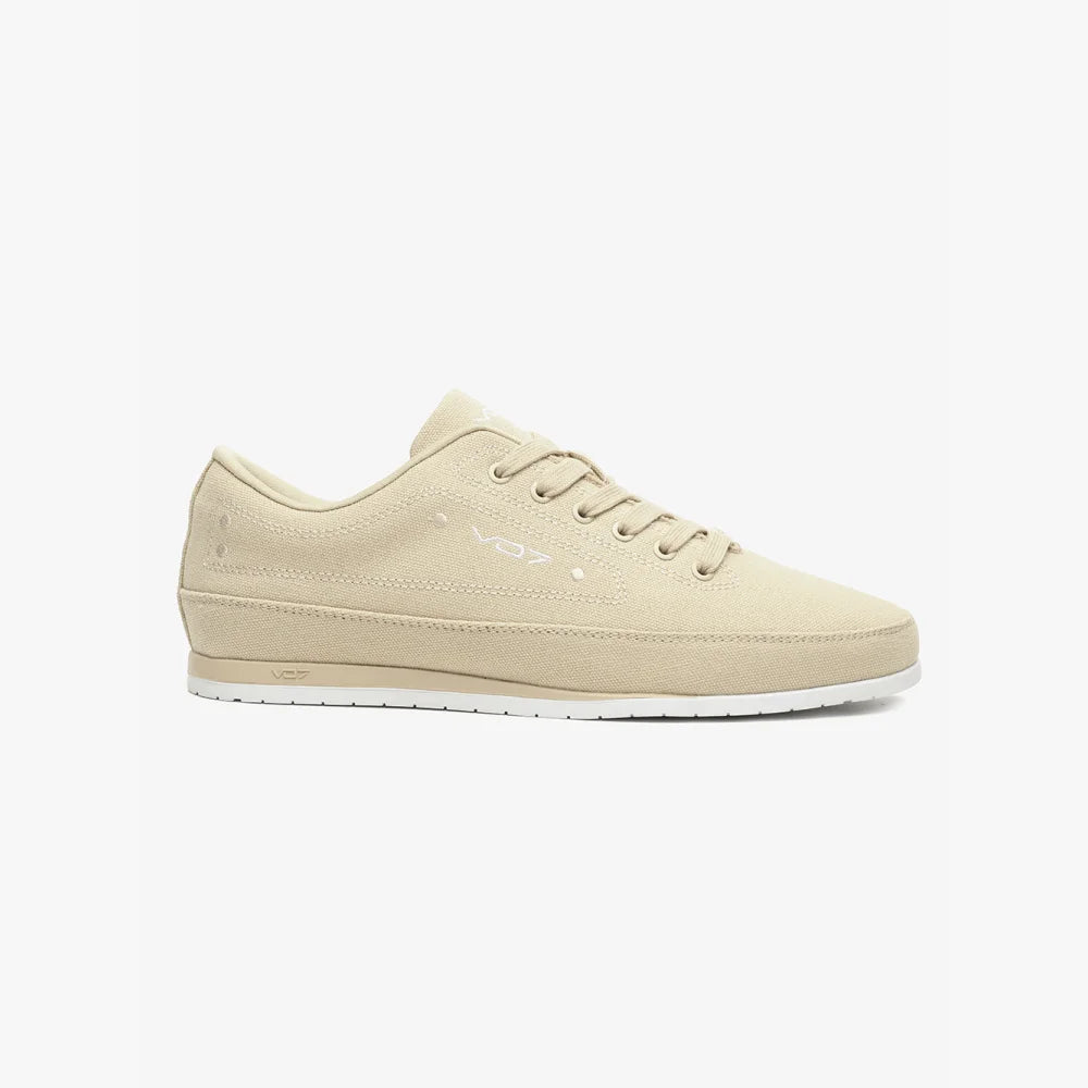 Basket VO7 Yacht 10 beige en toile, profil bas avec logo latéral et semelle extérieure blanche contrastante.