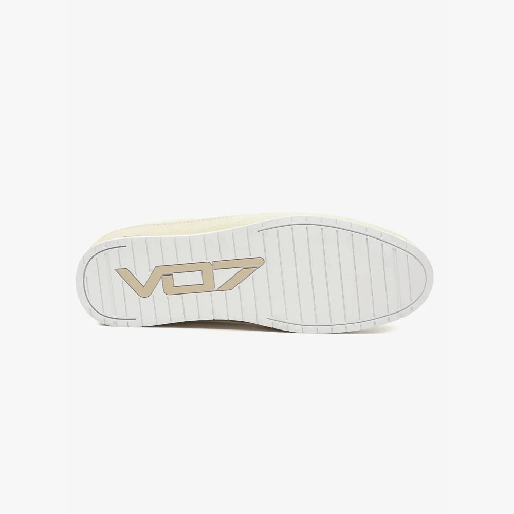 Semelle blanche striée de baskets VO7 Yacht 10 beige, avec logo VO7 en relief sur fond uni. Design élégant et épuré.