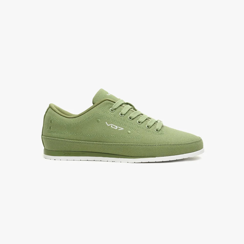 Sneakers VO7 Yacht 10 kaki en toile, lacets ton sur ton, logo blanc brodé et semelle plate blanche. Style épuré.