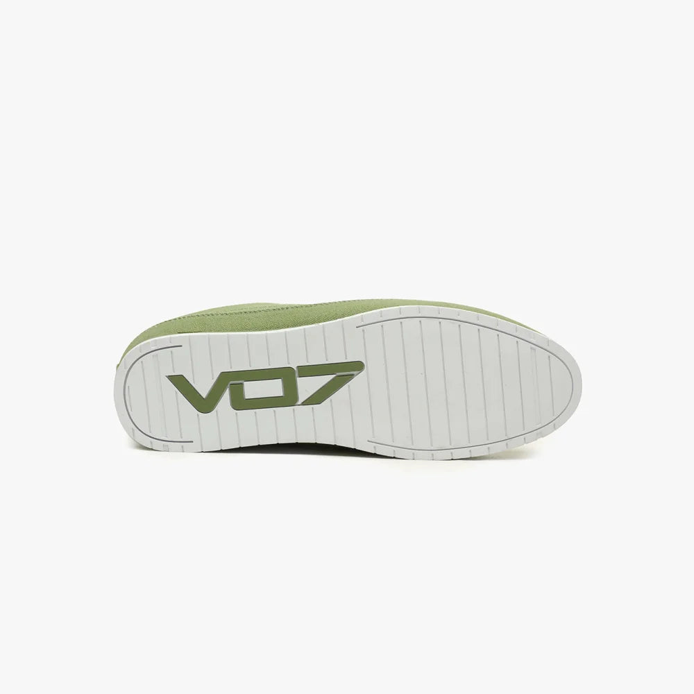 Semelle blanche striée d'une basket VO7 Yacht 10 kaki, avec le logo de la marque en vert sur le dessous.