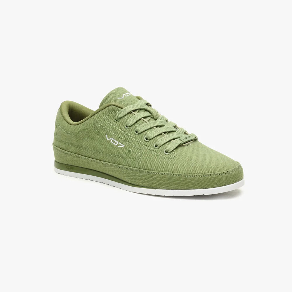 Sneaker basse VO7 Yacht 10 en toile kaki, lacets assortis, logo blanc sur le côté et semelle extérieure blanche plate.
