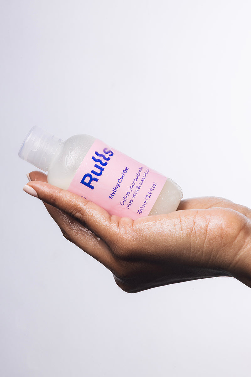 Gel de limpieza suave Puttis, envase de 300 ml, transparente con etiqueta rosa y letras azules, ideal para pieles sensibles.