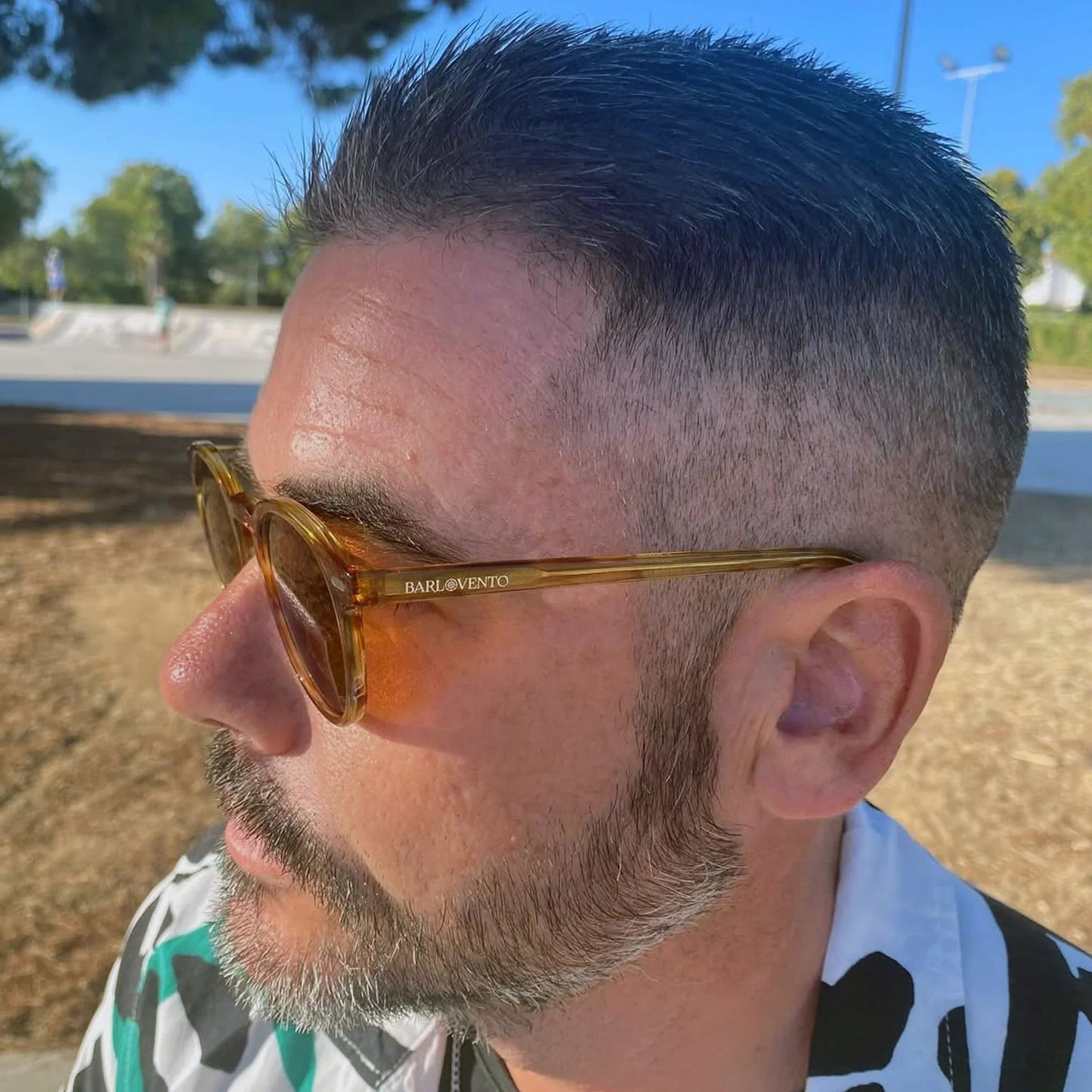 Torimbia · gafas de sol redondas de color naranja cristal con lentes marrones