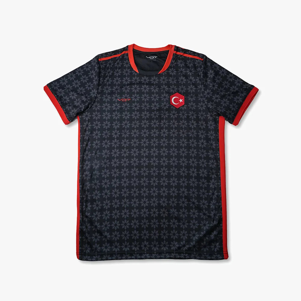 Maillot VO7 noir à motifs géométriques gris, col et bordures rouges, avec logo VO7 et emblème de la Turquie.