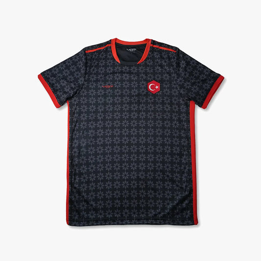 Maillot VO7 noir à motifs géométriques gris, col et bordures rouges, avec logo VO7 et emblème de la Turquie.