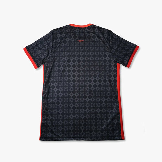 Maillot VO7 noir à motifs géométriques gris, avec col, bordures de manches et bandes latérales contrastés en rouge vif.